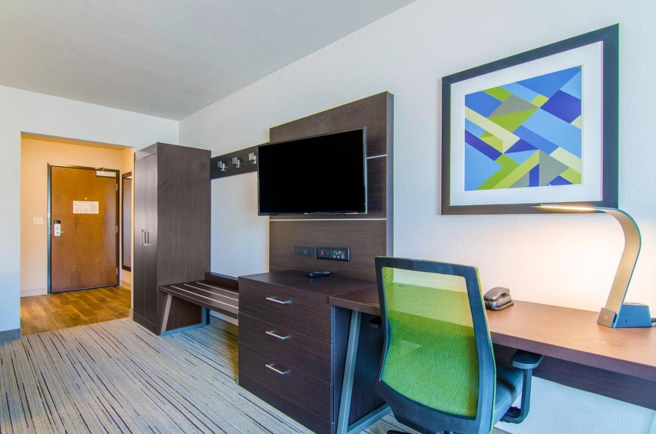 Holiday Inn Express & Suites - Atchison By Ihg Exterior photo