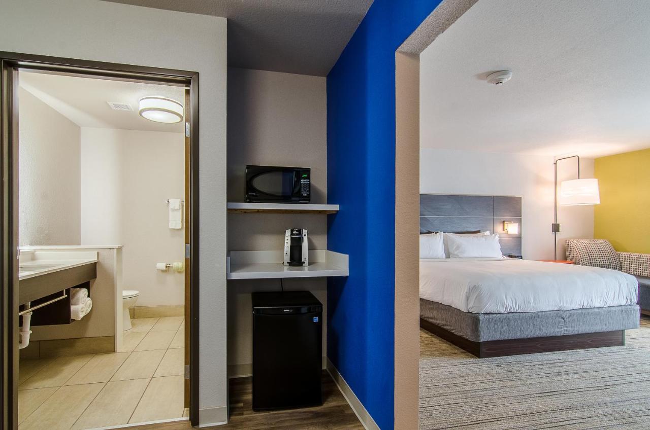 Holiday Inn Express & Suites - Atchison By Ihg Exterior photo