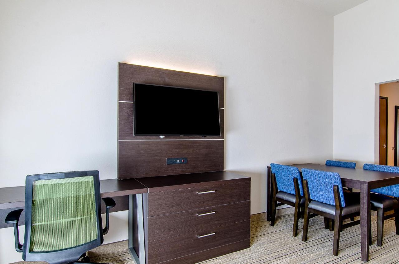Holiday Inn Express & Suites - Atchison By Ihg Exterior photo